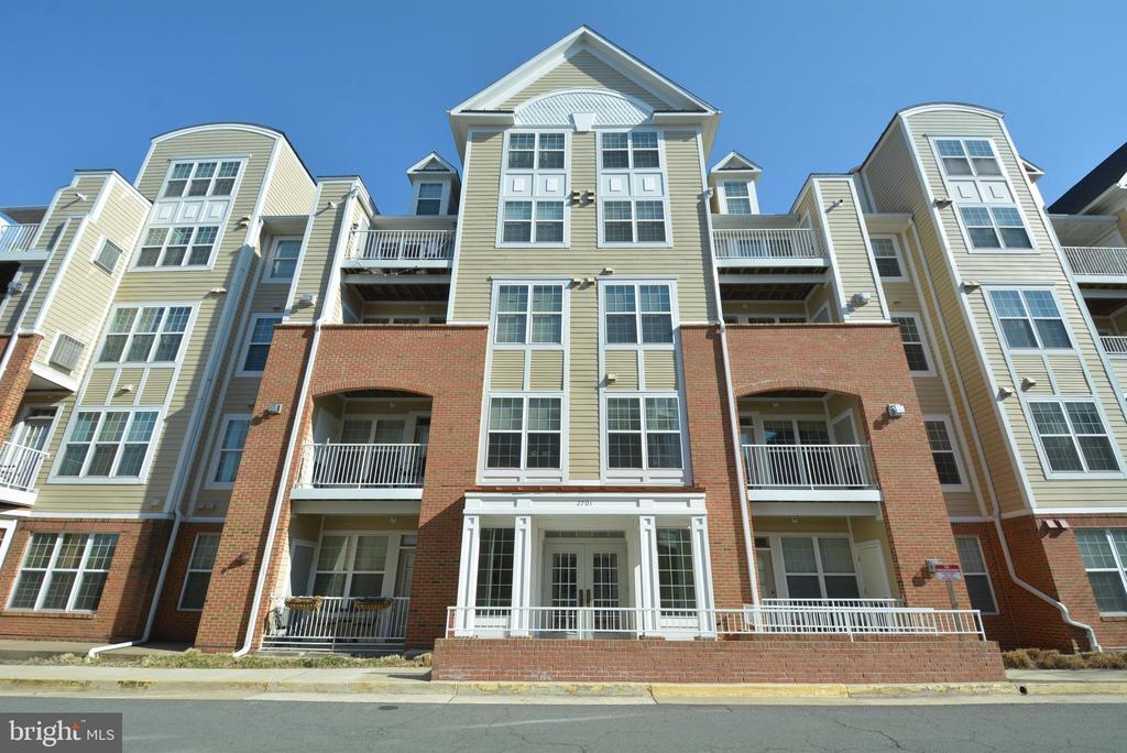 2701 Bellforest Ct in Vienna, VA - Building Photo