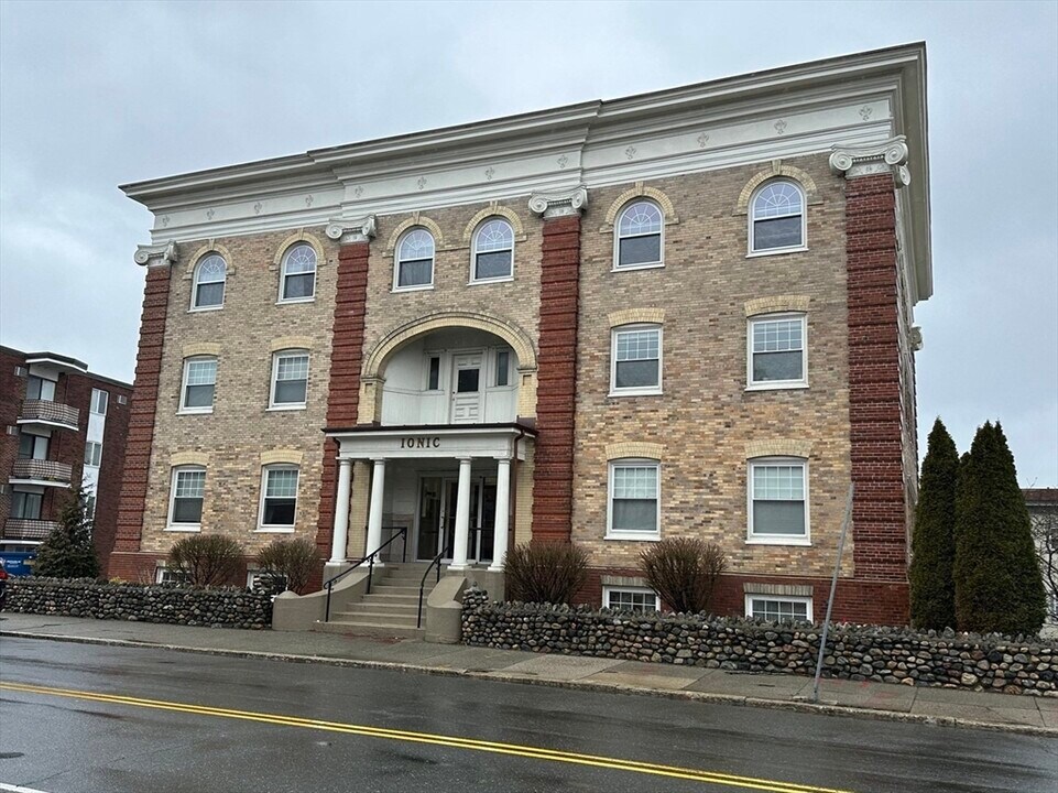 307 Main St, Unit #1 in Melrose, MA - Building Photo