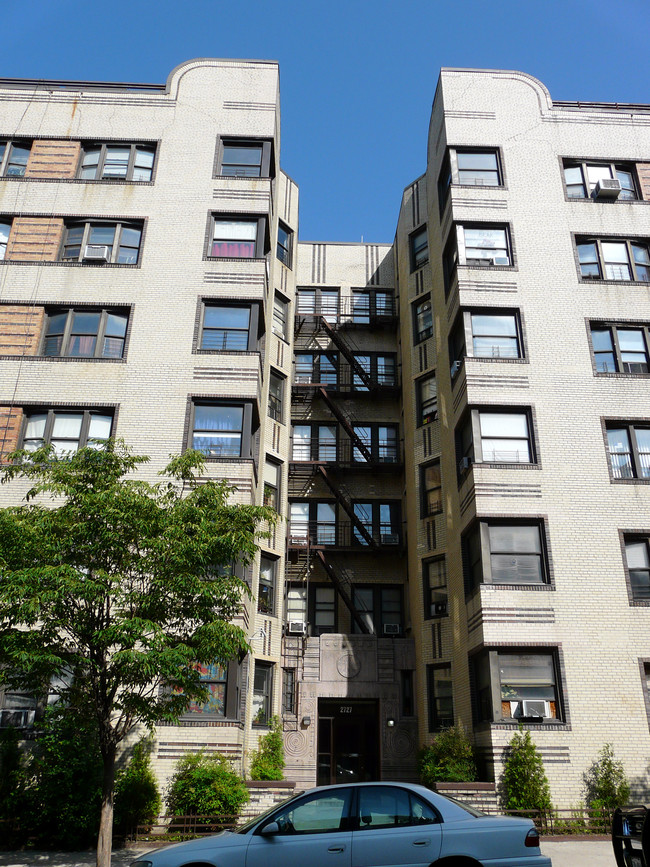 2727 University Ave in Bronx, NY - Foto de edificio - Building Photo