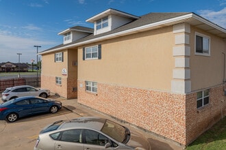 Peppertree Apartments in Lawton, OK - Foto de edificio - Building Photo
