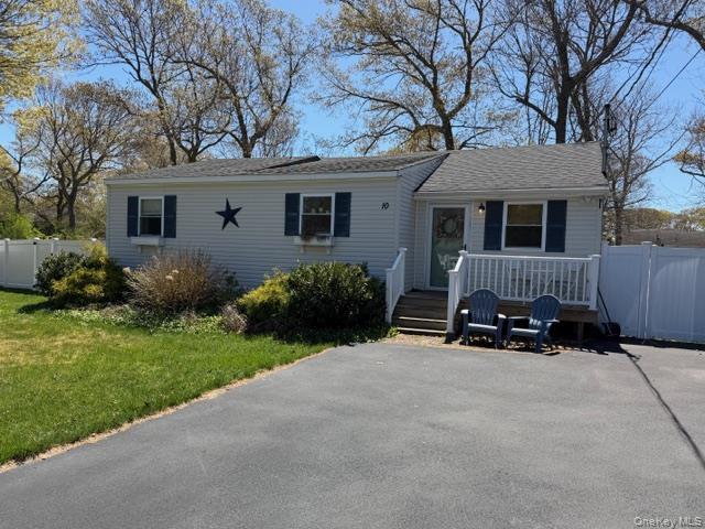 10 Hollingsworth Pl in Centereach, NY - Building Photo - Building Photo