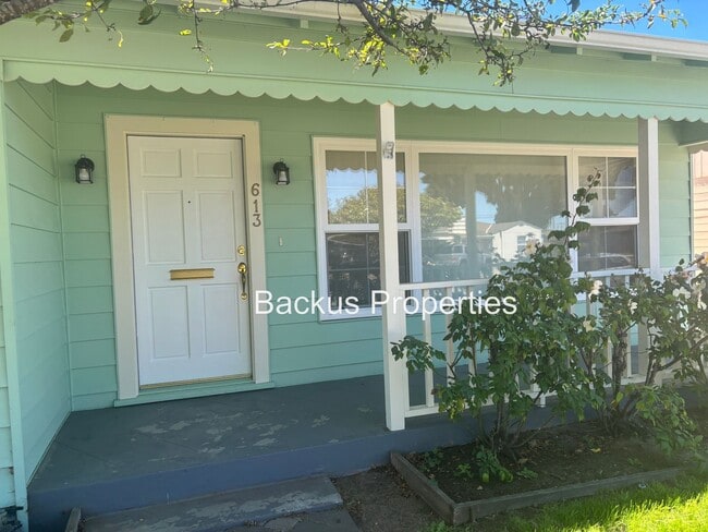 613 W Curtis St in Salinas, CA - Foto de edificio - Building Photo