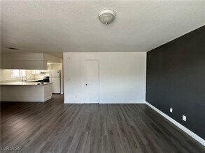 6966 Issac Ave in Las Vegas, NV - Building Photo - Building Photo