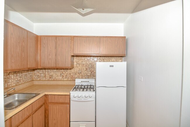 744 W Belmont Ave in Chicago, IL - Foto de edificio - Building Photo