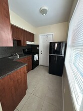 240-260 NW 40th Ct in Oakland Park, FL - Building Photo - Building Photo