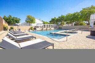 Pavilion Townplace Apartments in Dallas, TX - Building Photo