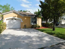 2851 River Run Cir W in Miramar, FL - Building Photo