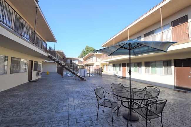 11840 Kittridge St in Los Angeles, CA - Foto de edificio - Building Photo