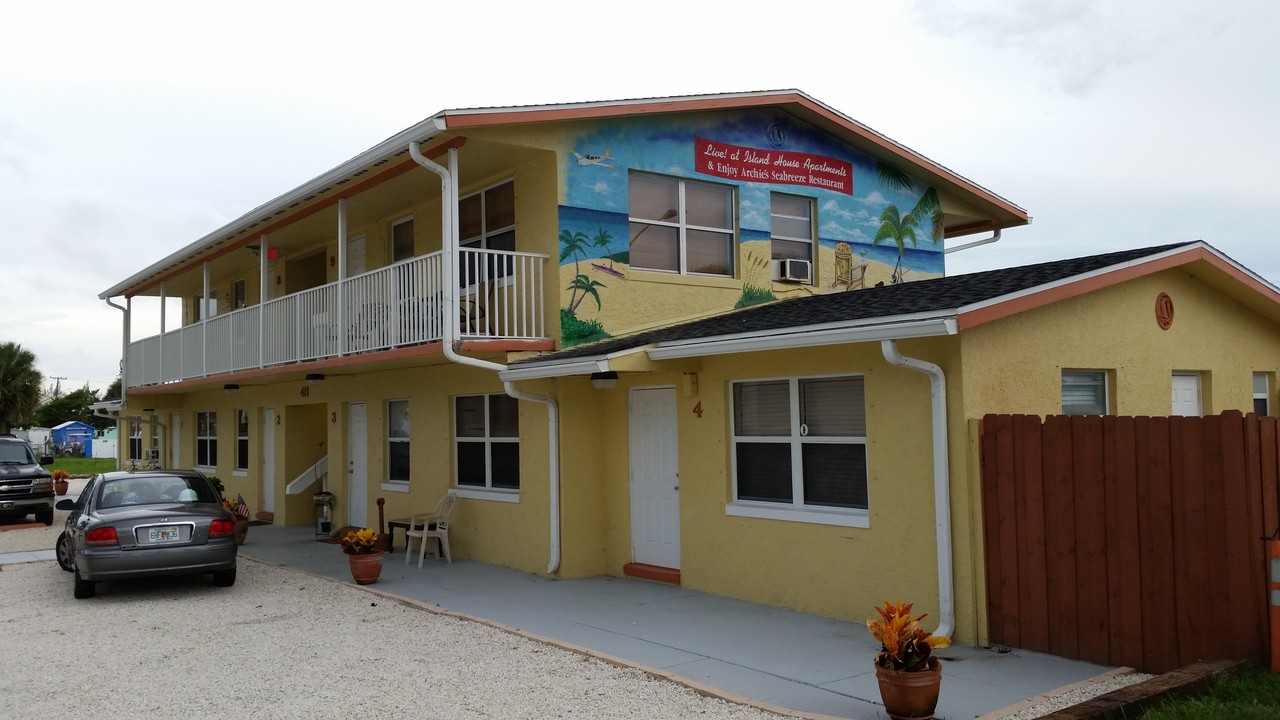 Island House Apartments in Hutchinson Island, FL - Building Photo