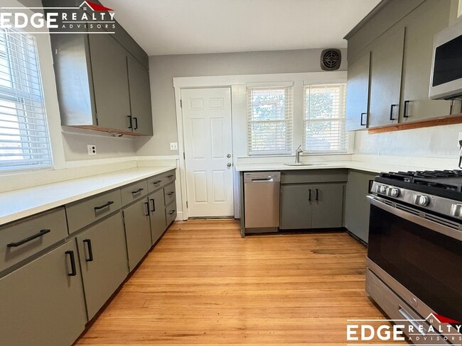 141 Edenfield Ave, Unit 1 in Watertown, MA - Foto de edificio - Building Photo