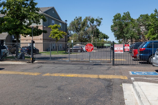 Village Crest in Commerce City, CO - Foto de edificio - Building Photo