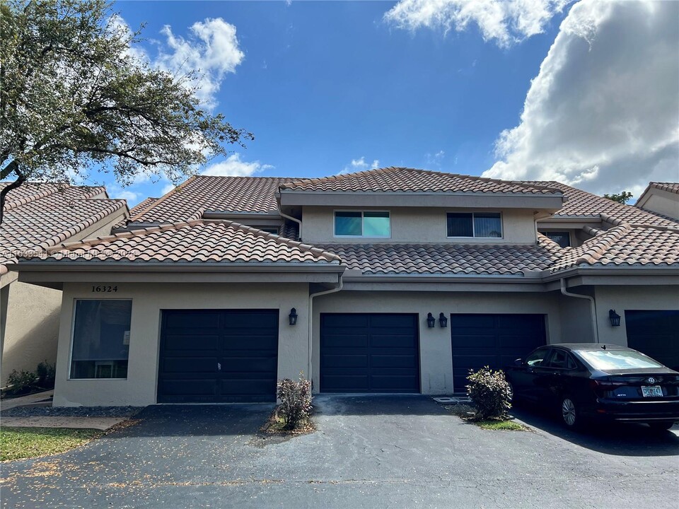 16322 Malibu Dr in Weston, FL - Building Photo