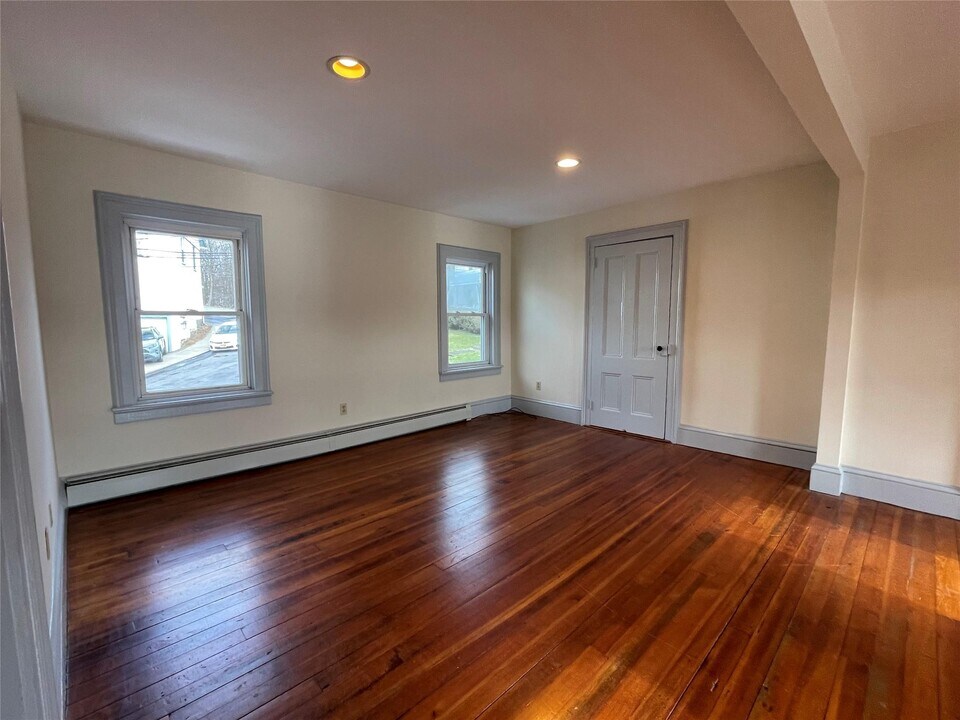 13 Railroad Ave in Chester, NY - Building Photo