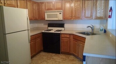 37 Parkside Ct in Wayne, NJ - Building Photo - Building Photo