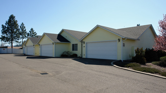 112-150 W Central Ave in Sutherlin, OR - Building Photo - Building Photo