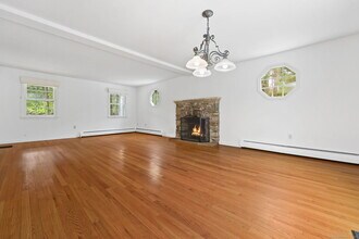 8 Ferry Ln E in Westport, CT - Building Photo - Building Photo