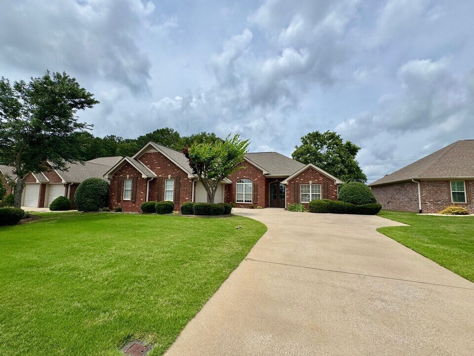 327 Sherborne Ct in Florence, AL - Building Photo