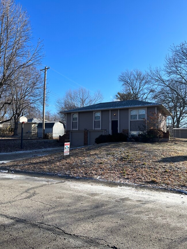 1800 SE Abbey St in Blue Springs, MO - Building Photo - Building Photo