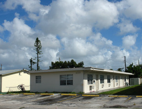 6029 Polk St in Hollywood, FL - Foto de edificio - Building Photo