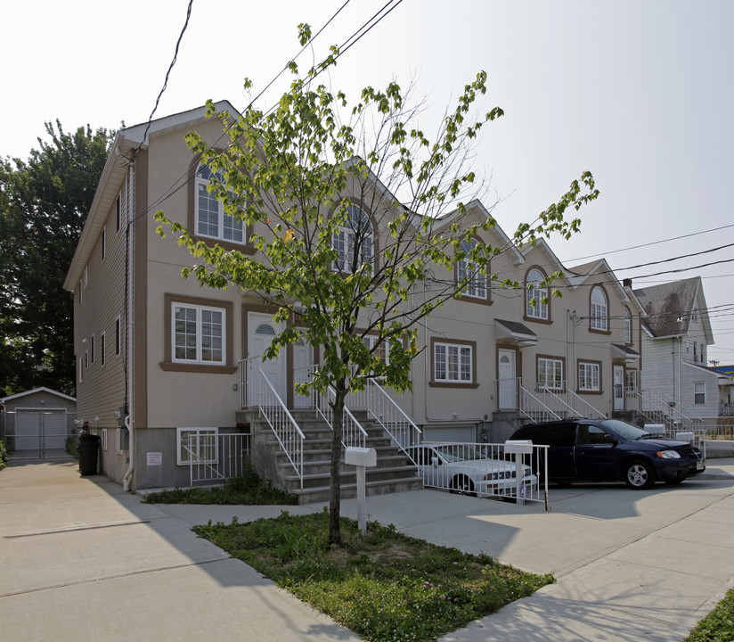 355 Van Pelt Ave in Staten Island, NY - Building Photo