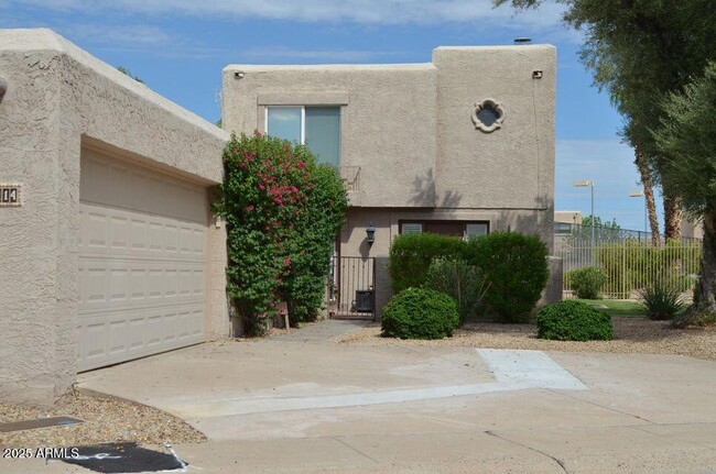 12414 N 41st Pl in Phoenix, AZ - Foto de edificio - Building Photo