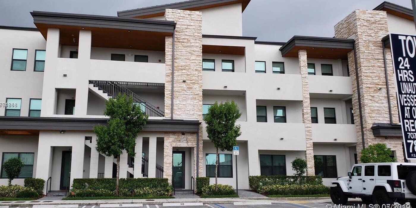 7809 NW 104th Ave, Unit 27 in Doral, FL - Building Photo