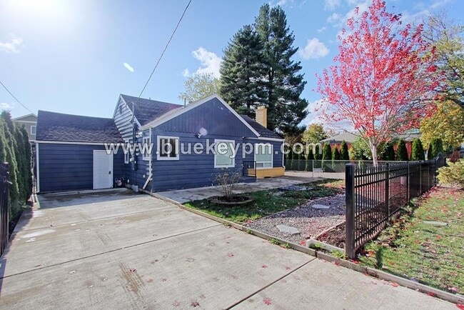 12220 SE Mill St in Portland, OR - Building Photo - Building Photo