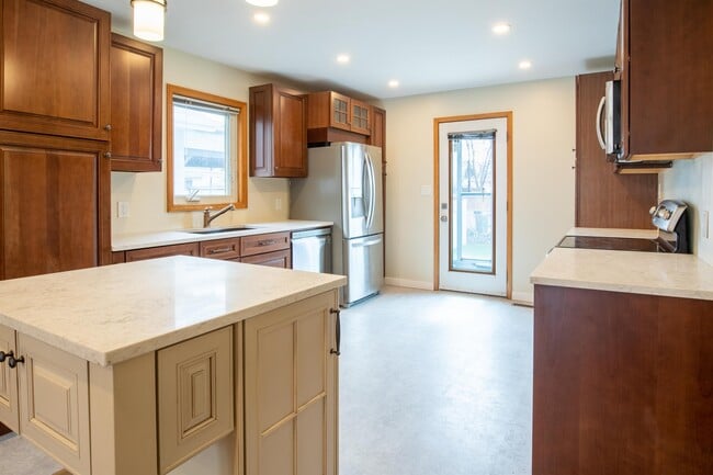 868 Kernaghan Ave in Winnipeg, MB - Building Photo - Building Photo