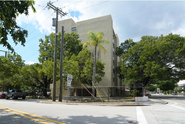 Virginia Gardens Apartments in Coconut Grove, FL - Foto de edificio - Building Photo