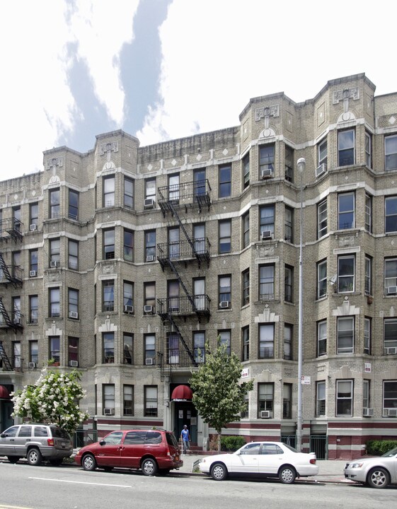 160 Sherman Ave in New York, NY - Building Photo