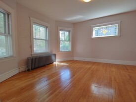 76 Wenham St, Unit 1 Apartamentos