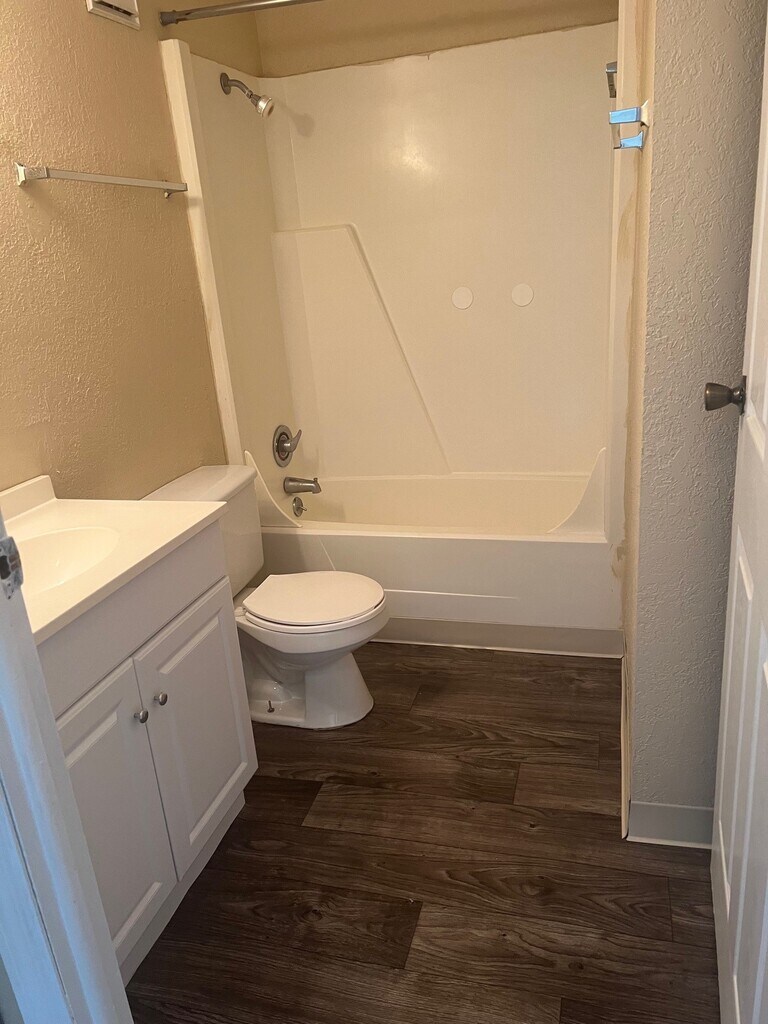 Oak Gardens Apartments in Hollywood, FL