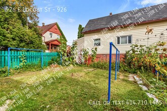 926 E Locust St in Milwaukee, WI - Building Photo - Building Photo