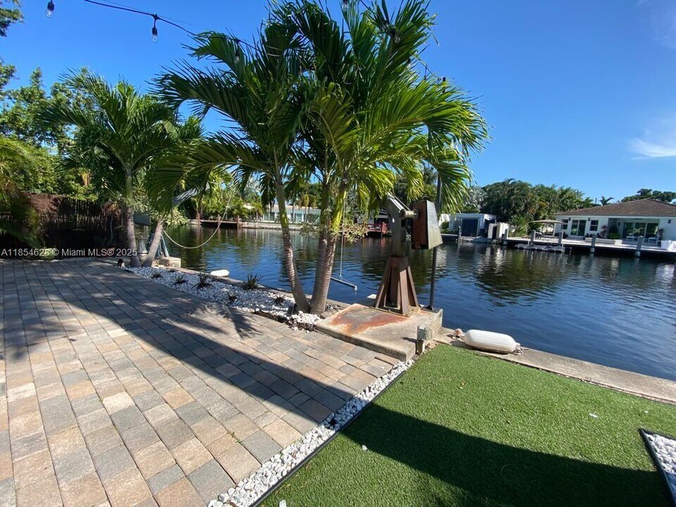 1350 NE 30th St in Oakland Park, FL - Foto de edificio