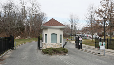 Eagle View Court 55+ Community in Middle Island, NY - Building Photo - Building Photo