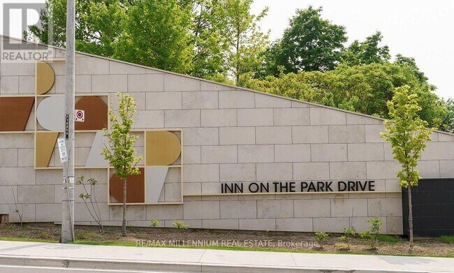 10-2010 Inn On The Pk Dr in Toronto, ON - Building Photo - Building Photo