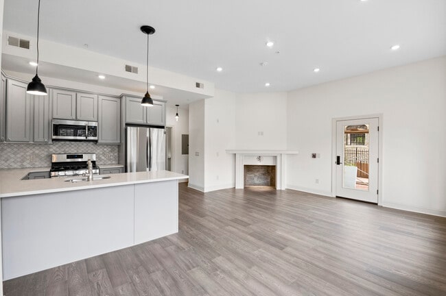 240 W Tulpehocken St, Unit 2 in Philadelphia, PA - Building Photo - Building Photo