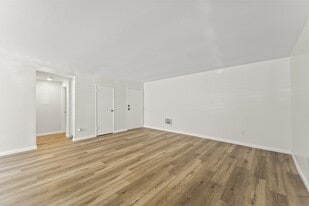 18530 Hatteras St in Tarzana, CA - Building Photo