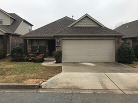 2641 N Miranda Ave in Fayetteville, AR - Building Photo