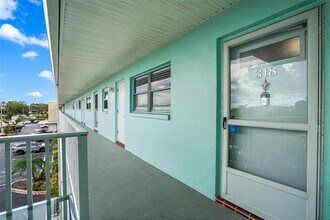 1819 Shore Dr S in South Pasadena, FL - Building Photo - Building Photo