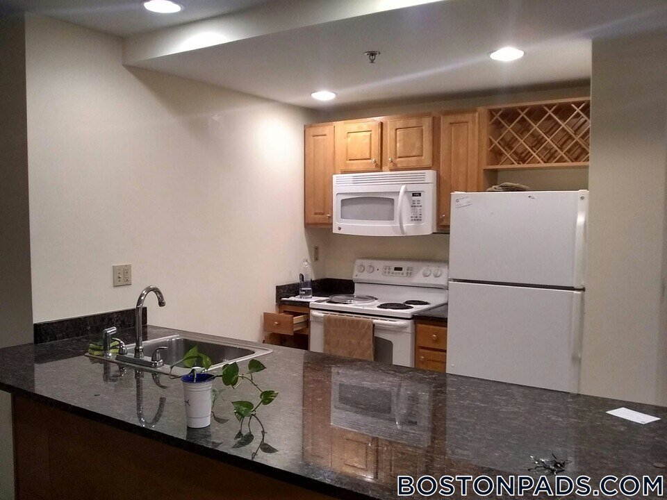 40 Queensberry St in Boston, MA - Building Photo