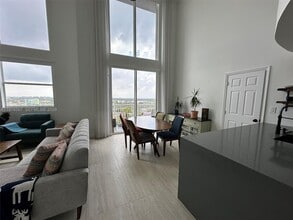 1 Glen Royal Pkwy in Miami, FL - Foto de edificio - Building Photo