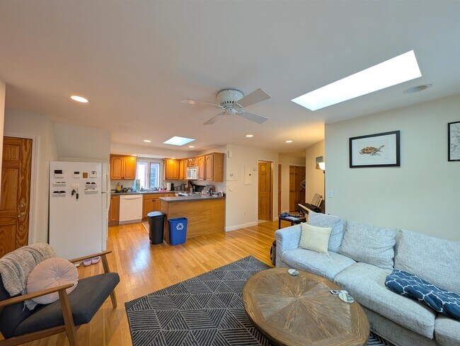 24 Burnham St, Unit 3 in Somerville, MA - Foto de edificio - Building Photo