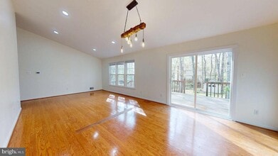 12043 Stoneford Dr in Woodbridge, VA - Building Photo - Building Photo