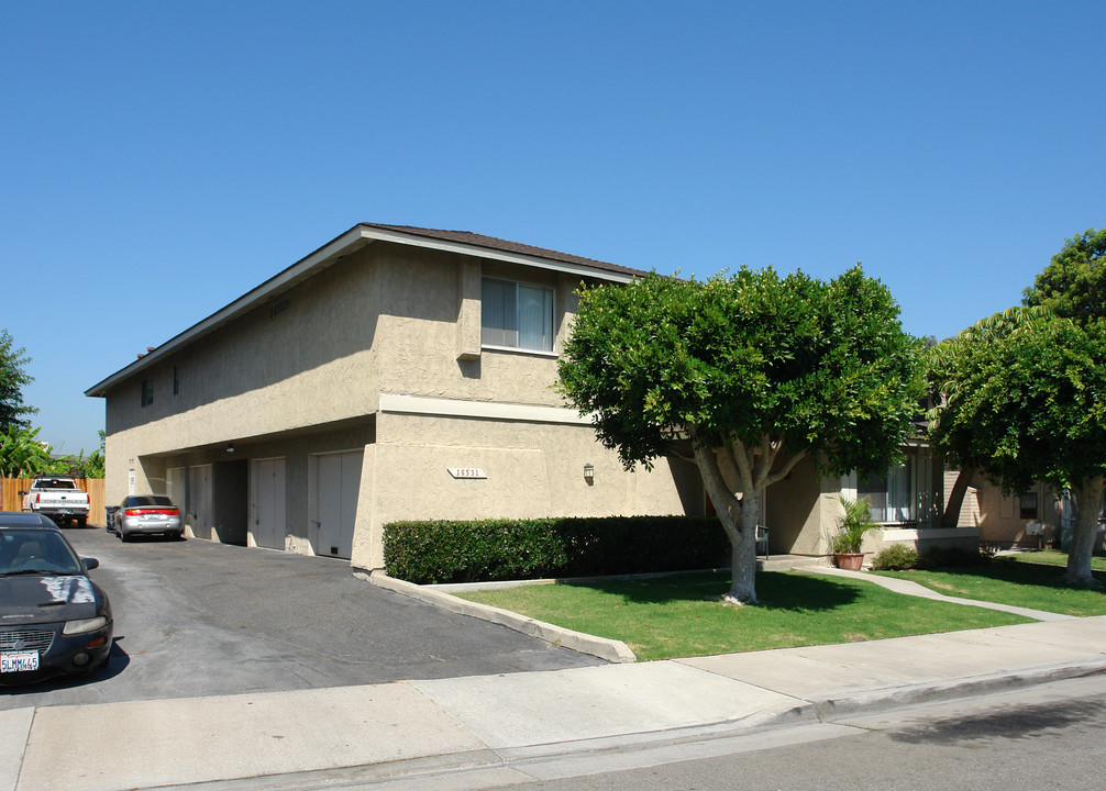 16531 Regina Cir in Huntington Beach, CA - Building Photo