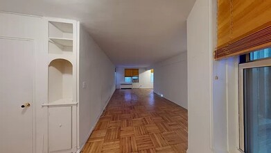 340 E 58th St in New York, NY - Building Photo - Building Photo