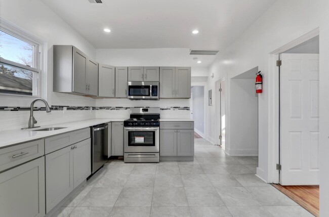 53 Oak Ave, Unit 2 in Irvington, NJ - Building Photo - Building Photo
