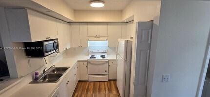 11050 SW 196th St in Miami, FL - Building Photo - Building Photo
