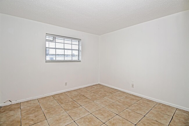 402 Lake Shore Dr, Unit 101 in West Palm Beach, FL - Building Photo - Building Photo