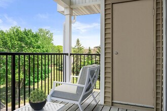 Meridian Pointe in Burnsville, MN - Foto de edificio - Building Photo